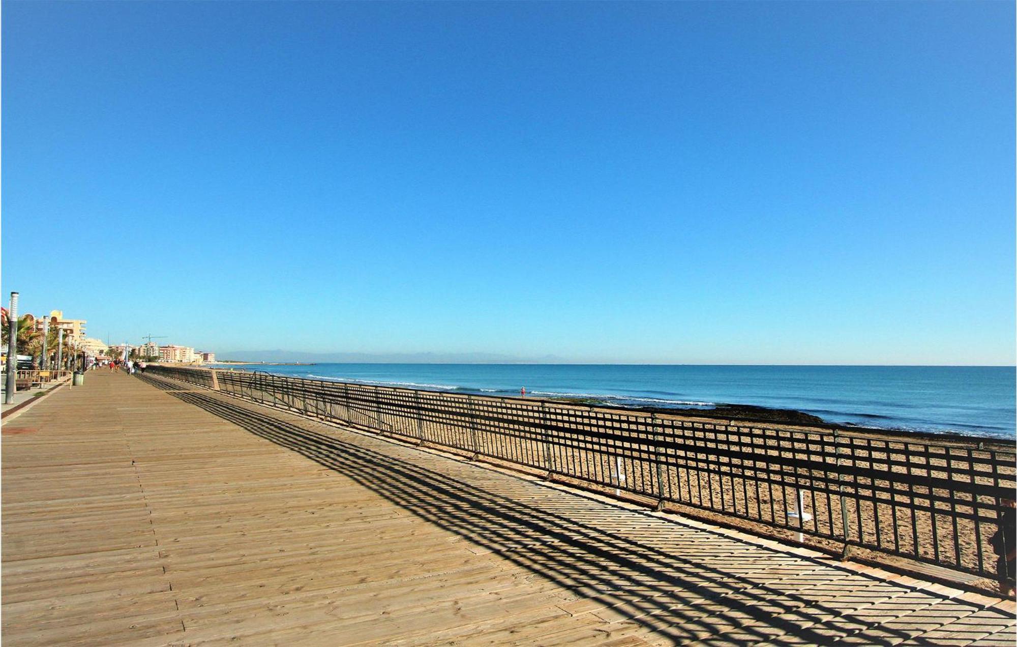1 Bedroom Pet Friendly Apartment In Torrevieja Buitenkant foto