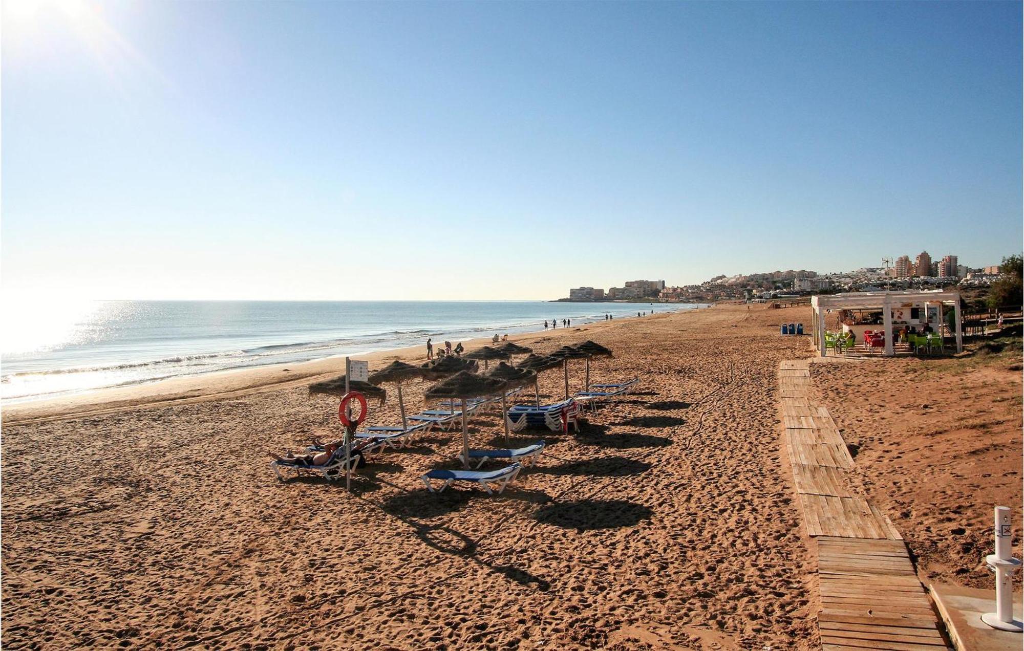 1 Bedroom Pet Friendly Apartment In Torrevieja Buitenkant foto
